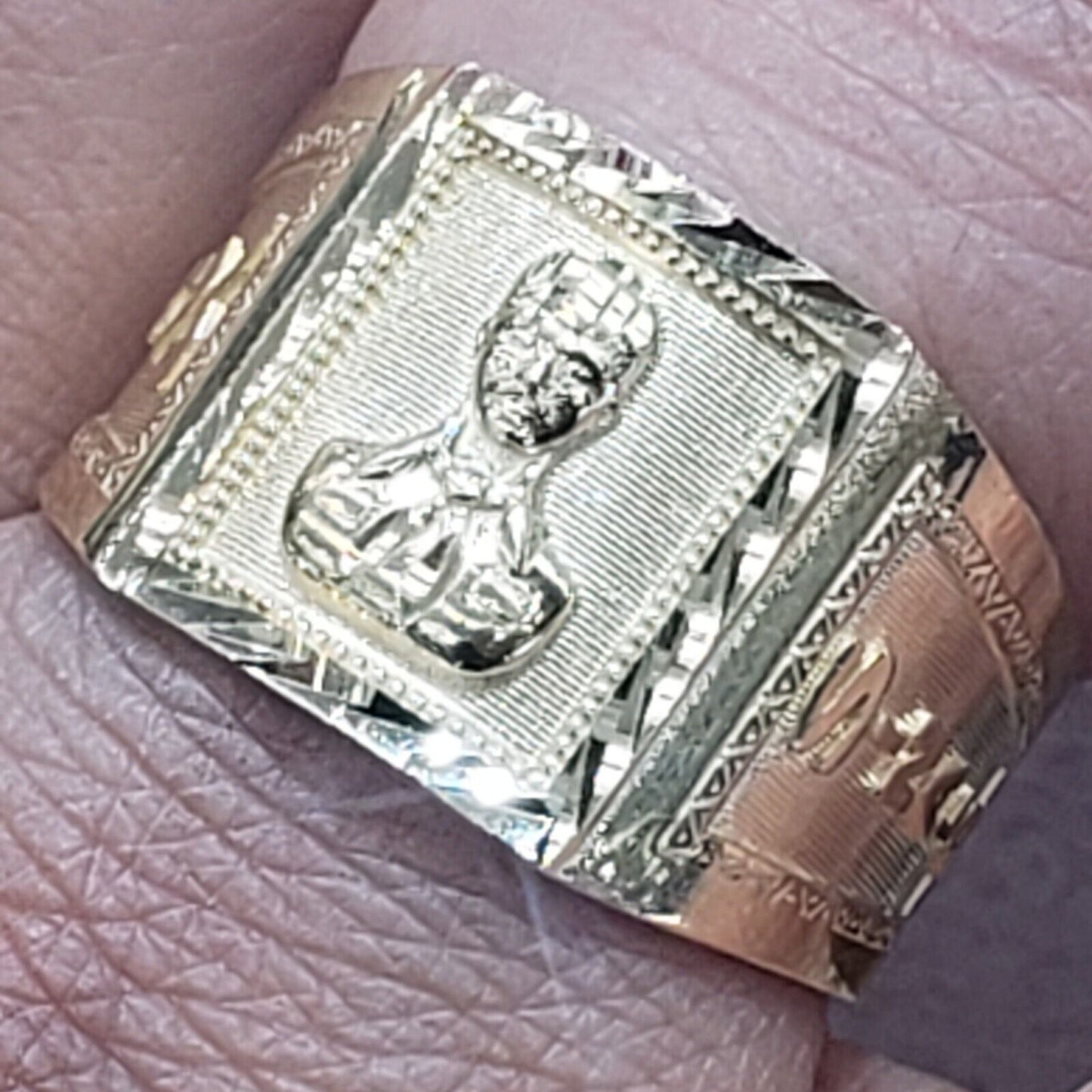 5804643
